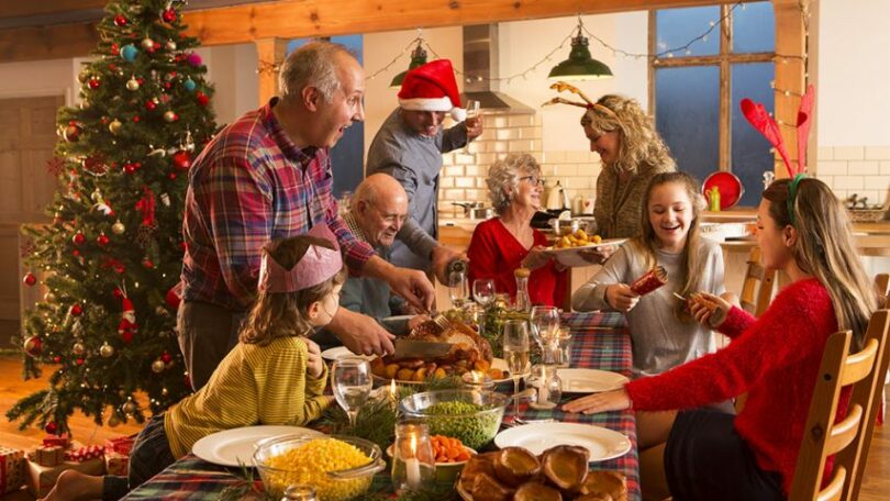 Foto de família durante a ceia de natal.