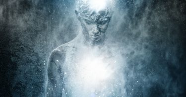 Imagem de um corpo no espaço, com luz forte na cabeça e no peito. Simboliza corpo espiritual.