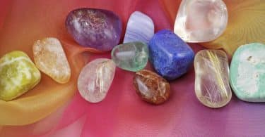 Pedras de chakra com o fundo de arco-íris