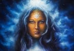 mulher deusa com cabelo azul comprido, segurando a pintura a óleo