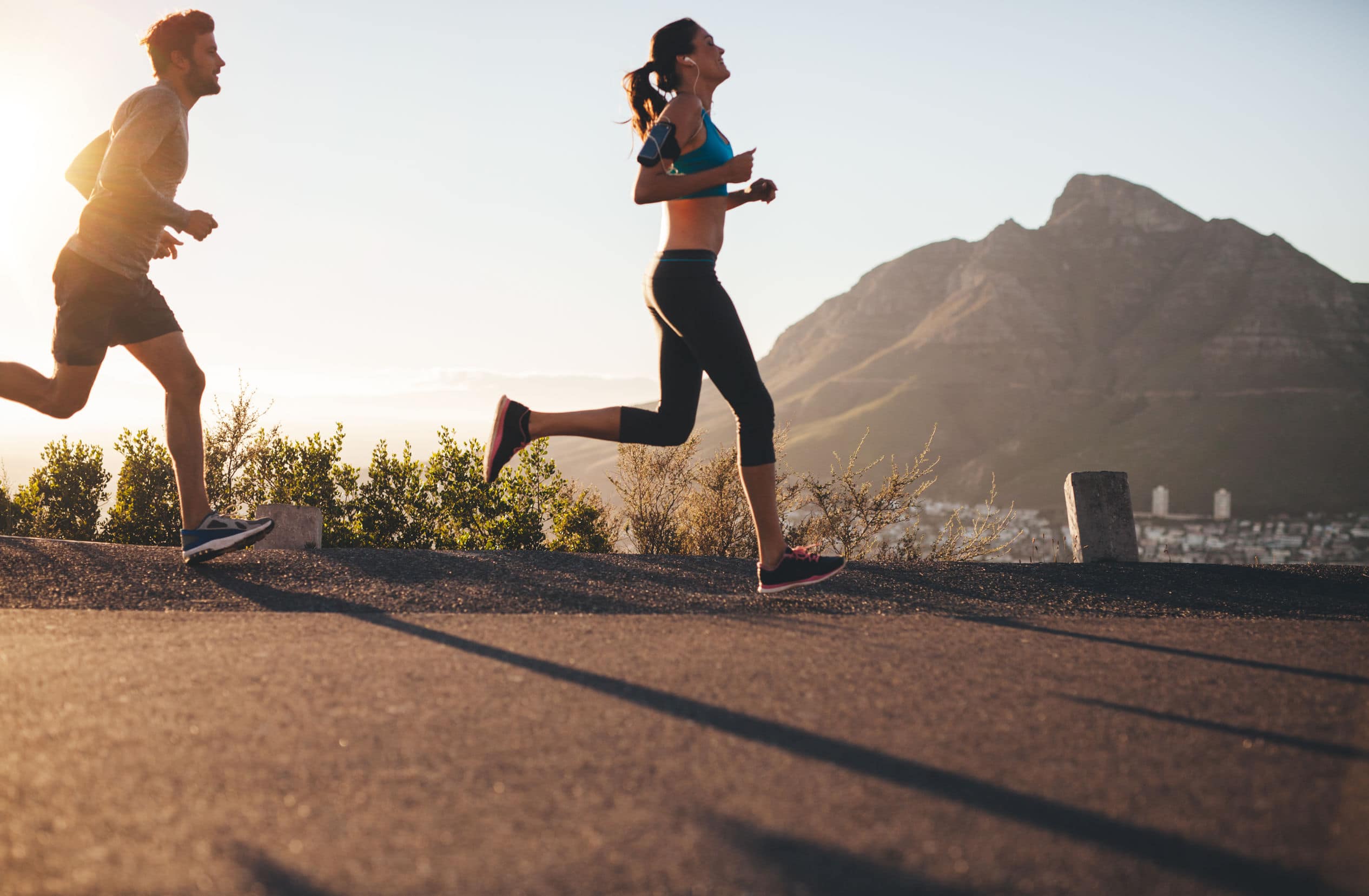 Run wife run. Девушка бежит. Спорт бег. Занятие спортом. Парень и девушка на пробежке.