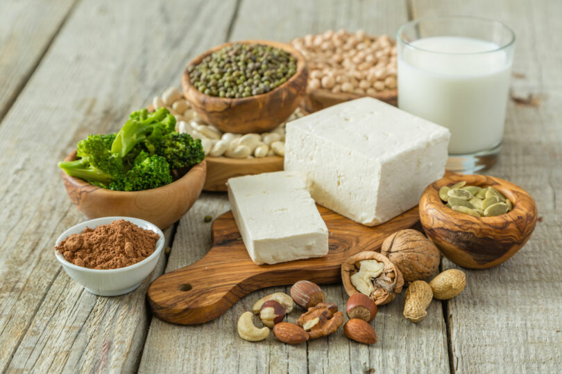 Alimentos que representam as proteínas vegetais. Fundo de madeira rústica.