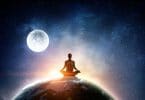 Mulher sentada em cima do planeta terra em pode de meditação. Atrás dela está a lua.