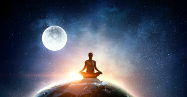 Mulher sentada em cima do planeta terra em pode de meditação. Atrás dela está a lua.