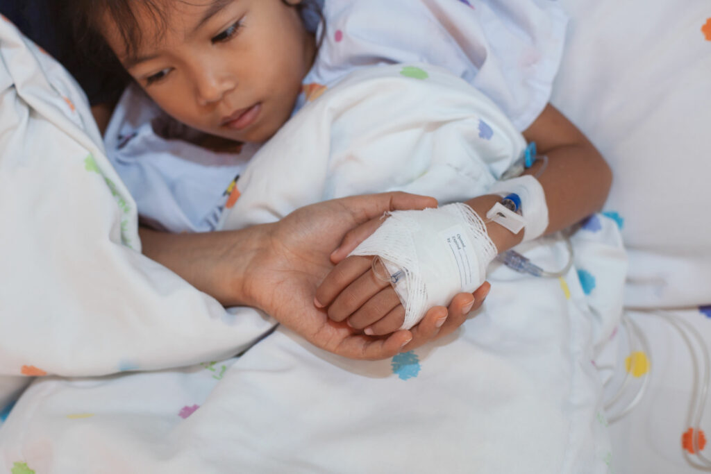 Menina asiática tomando medicação.