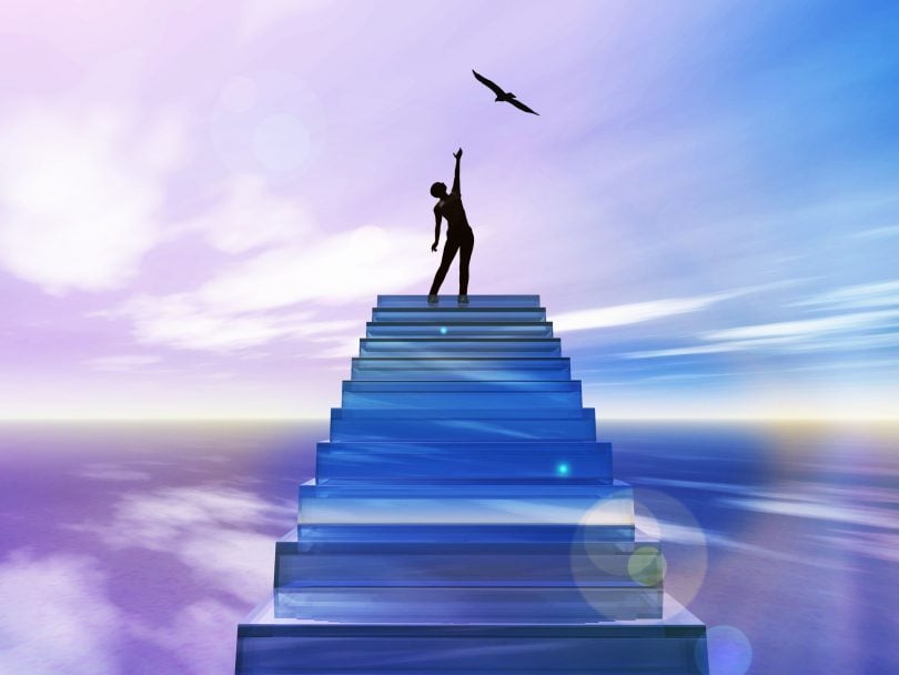 Mulher no topo de uma escada tentando alcançar um pássaro. Fundo de céu roxo e lilás.