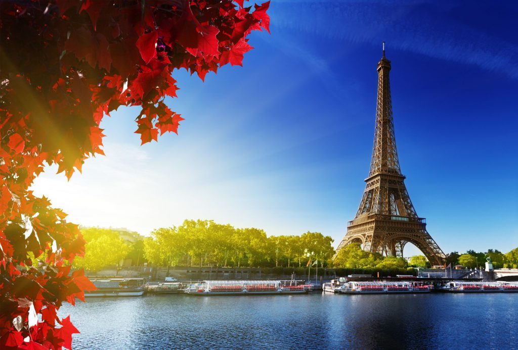 imagem da torre eiffel em um dia de sol