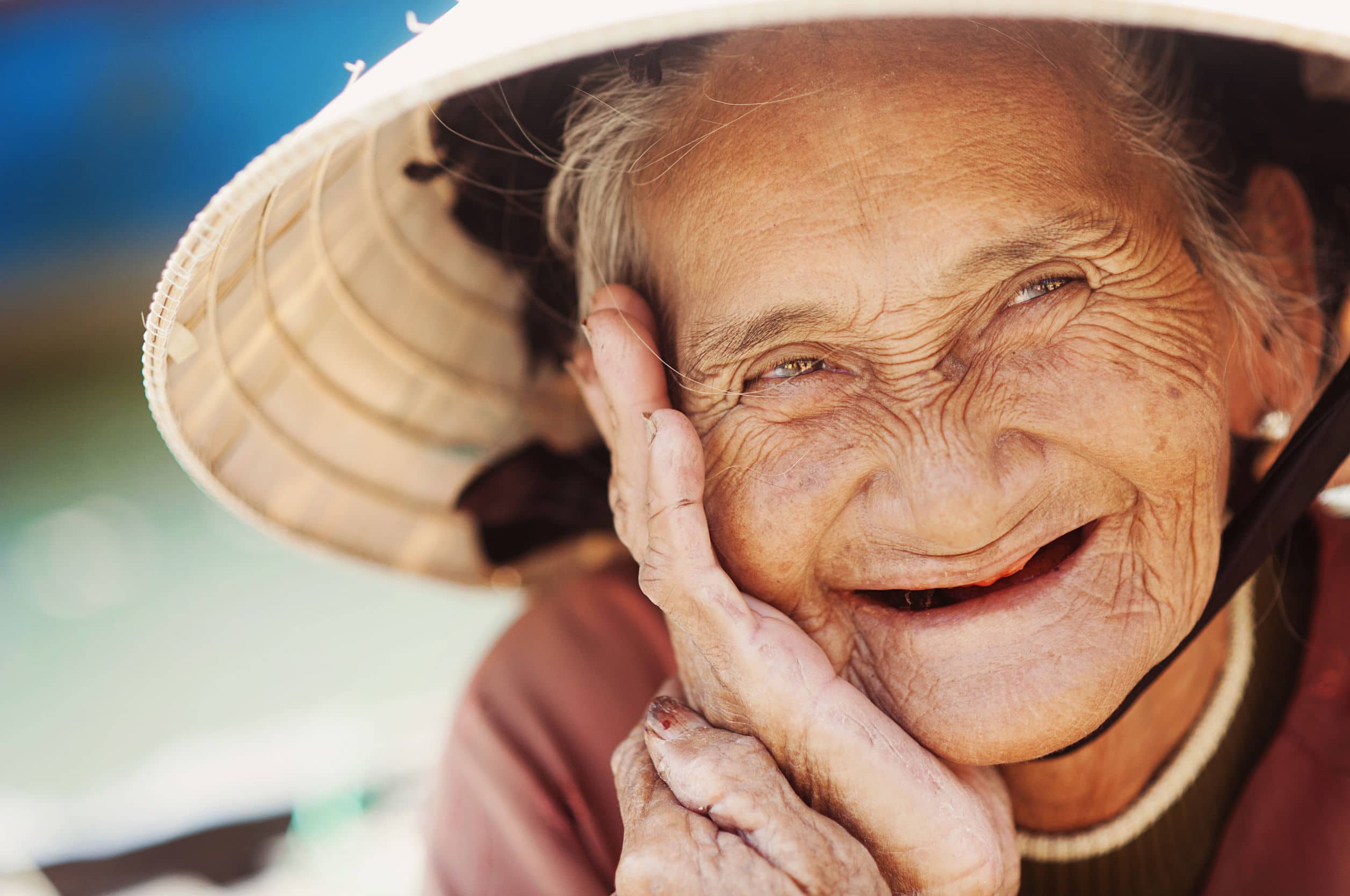 Пожилой смех. Улыбка пожилой. Старый человек. Бабушка с морщинами. Бабушка улыбается.