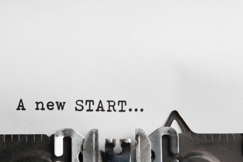 Maquina de escrever com frase "a new start" traduzido para o português "um novo começo".