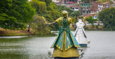 Estátua de Iemanjá na água.