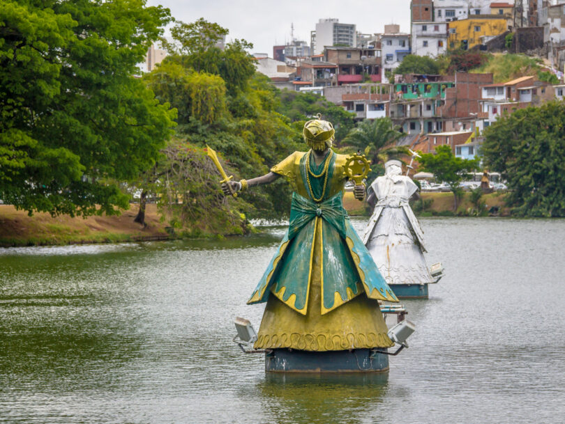 Estátua de Iemanjá na água.