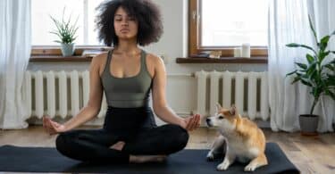 Imagem de uma mulher meditando ao lado do seu cão
