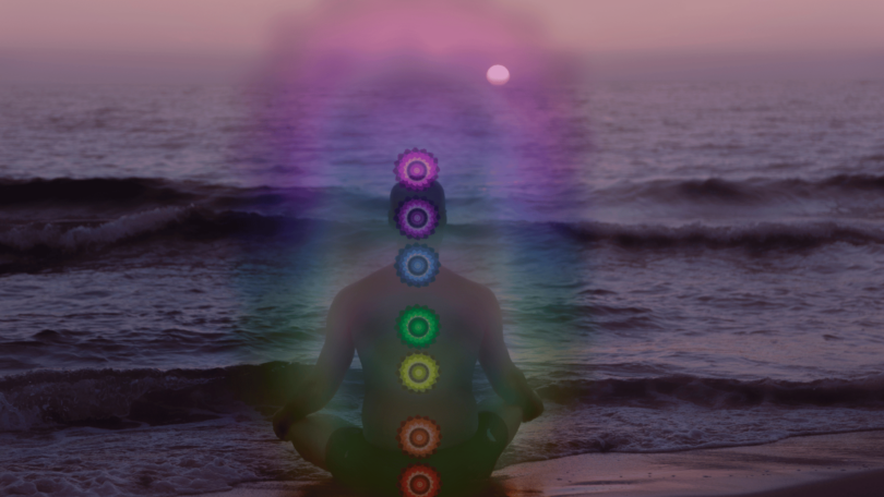 Pessoa na praia meditando, ilustrando a energia dos chakras