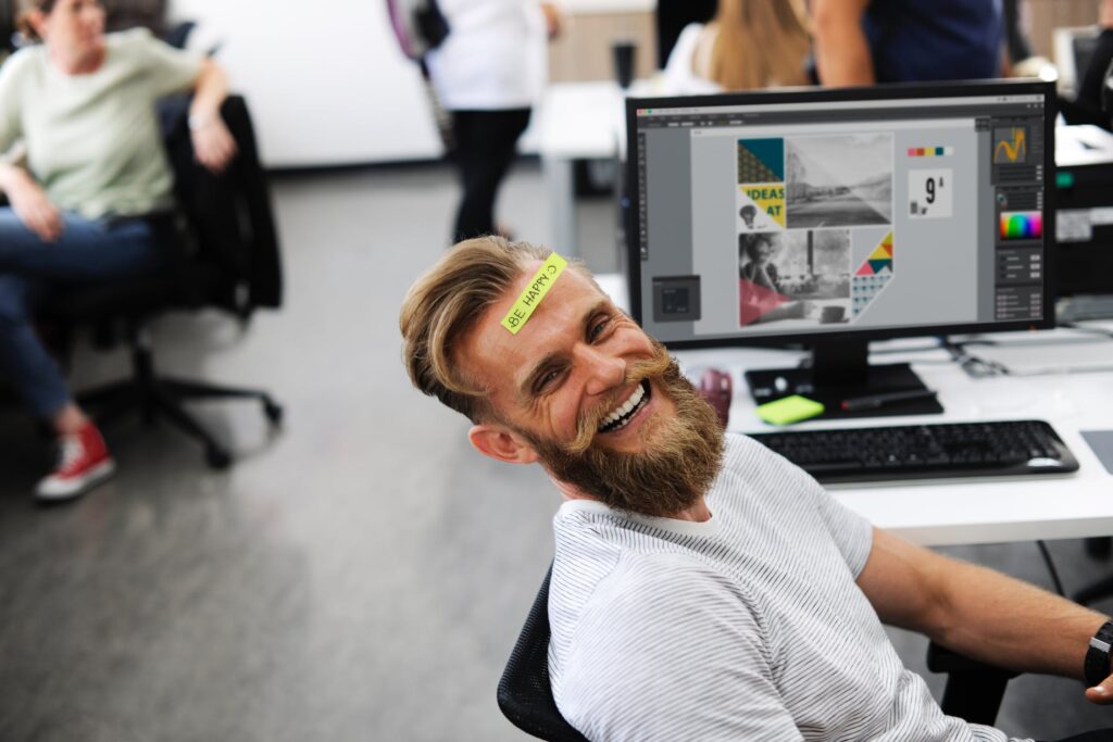 Homem sorrindo em um escritório.