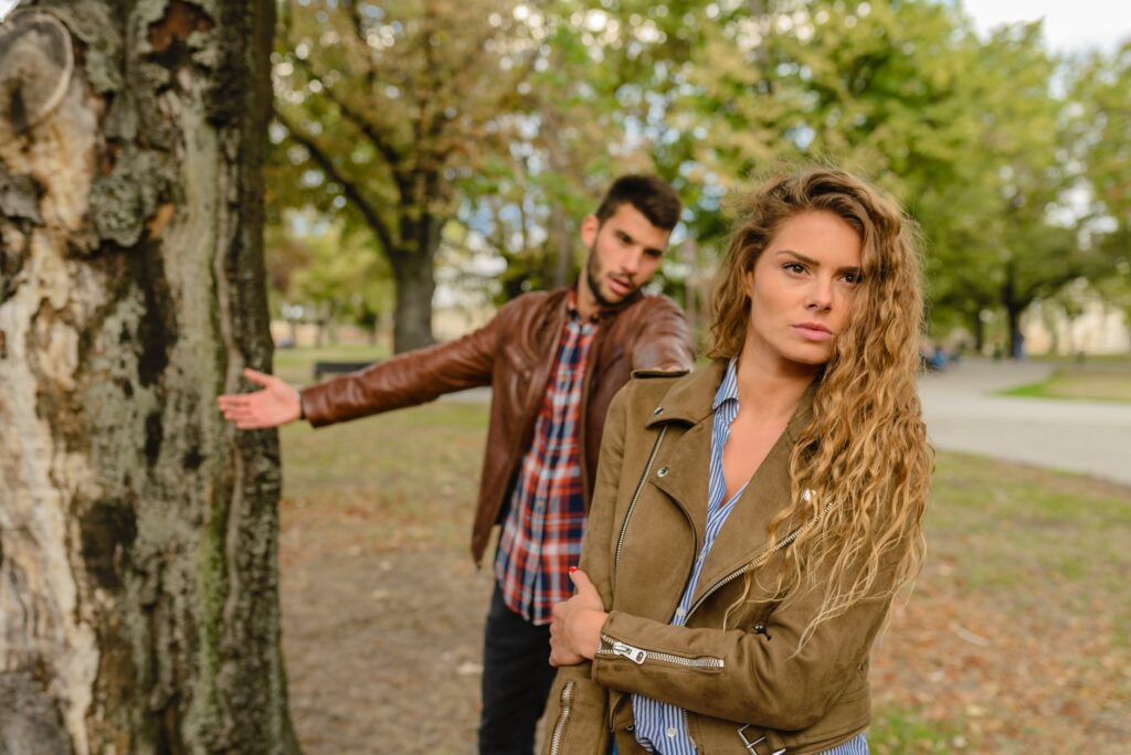 Casal discutindo em uma praça.