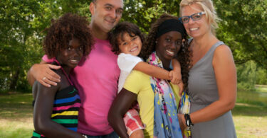 Família com filhos adotivos no verão.