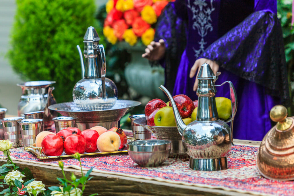 Foto de mesa de banquete medieval com diversas peças de prata e comidas.