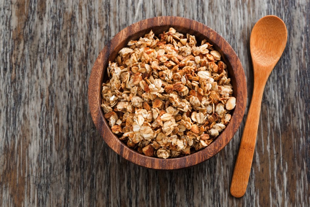 Pote de madeira com granola caseira.