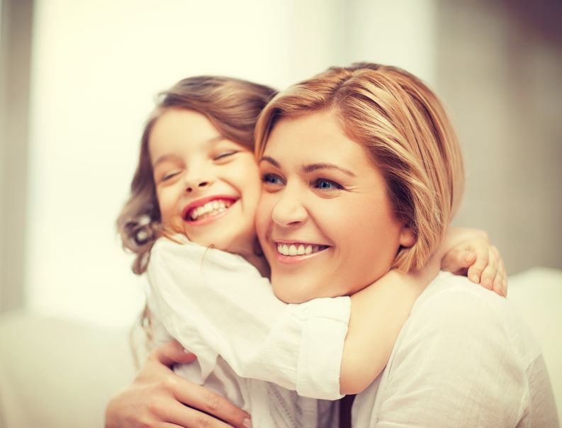 mãe e filho abraçados e sorrindo