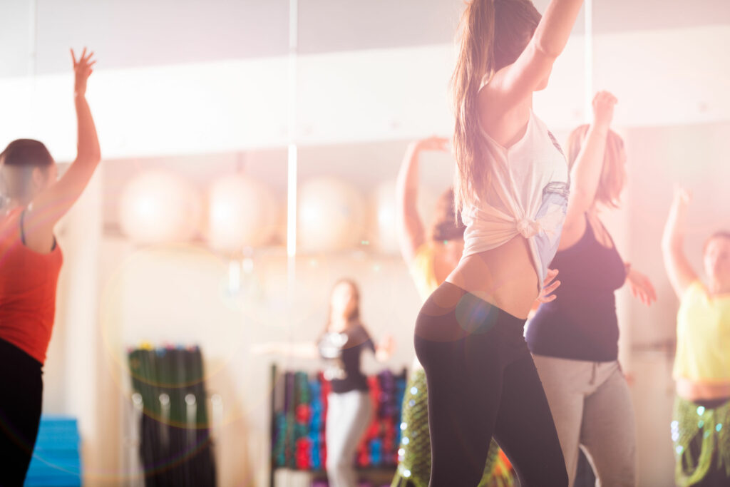 Grupo de mulheres fazendo aula de dança