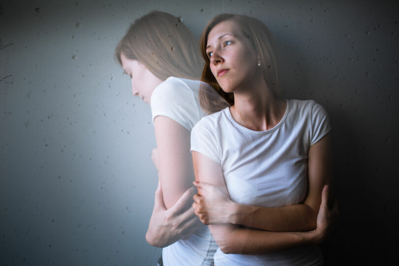 Mulher sofrendo com depressão e ansiedade.