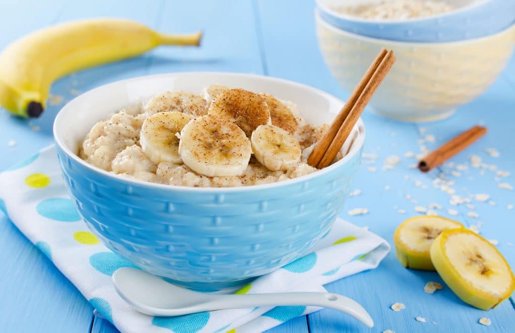 Pote de vidro com mingau de aveia e banana.