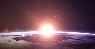 Terra no espaço com o sol surgindo