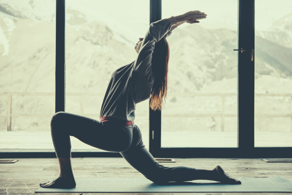 Mulher praticando yoga