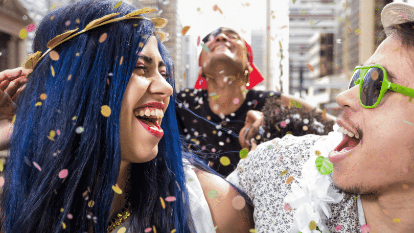 Grupo de amigos se divertindo no carnaval