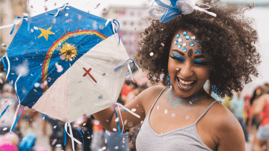 Mulher fantasiada sorrindo no carnaval de rua