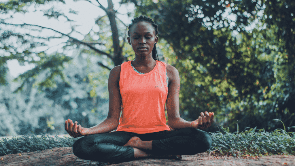 Mulher meditando na floresta