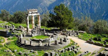 Foto do Oráculo de Delfos situado no Monte Parnaso