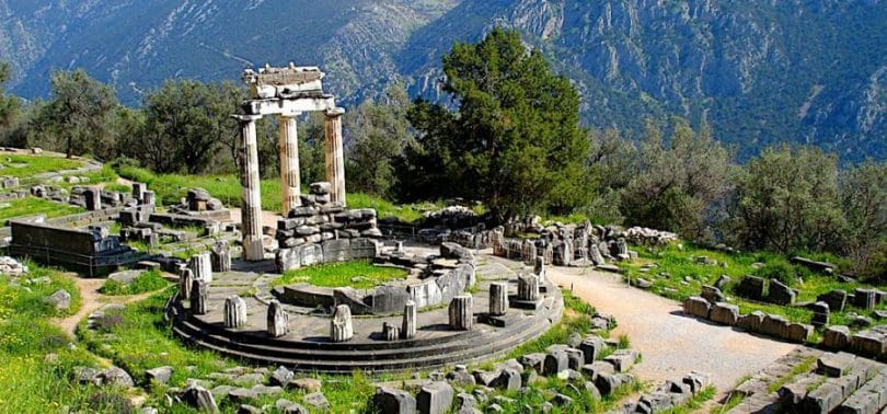 Foto do Oráculo de Delfos situado no Monte Parnaso