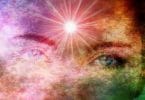 Olhos de mulher esmaecidos por cores de arco íris. Há um forte ponto de luz um pouco acima do meio das sobrancelhas, na região esotericamente reconhecida como "terceiro olho"
