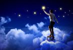 Homem em pé sobre nuvem pegando uma estrela
