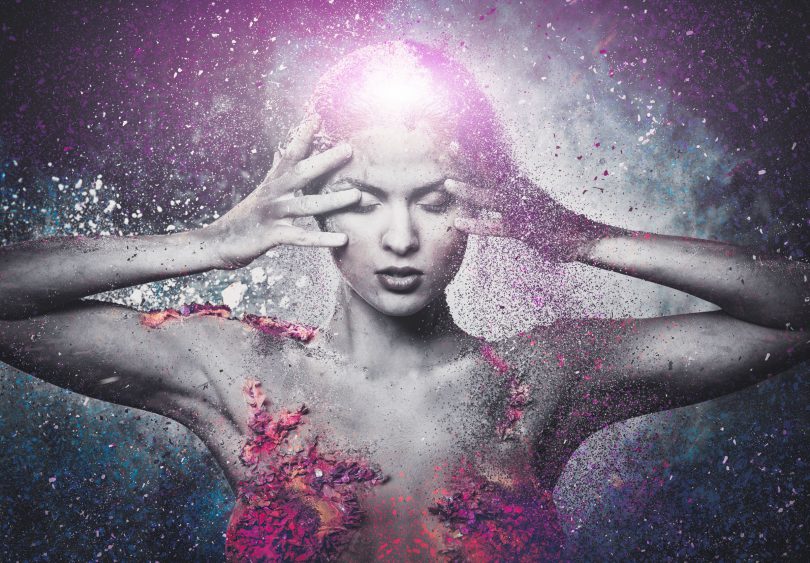 Mulher estilizada com universo no fundo e luz saindo de sua cabeça