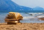 Livros abertos sobre a areia da praia