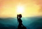 Silhueta de uma mulher de perfil sobre montanhas com o pôr do sol ao fundo.