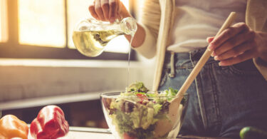 Mulher preparando salada