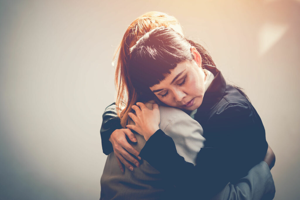 Duas mulheres se abraçando.