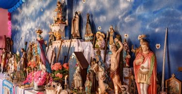 Altar com santos religiosos