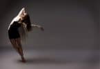 Bailarina em pose sobre as pontas dos pés