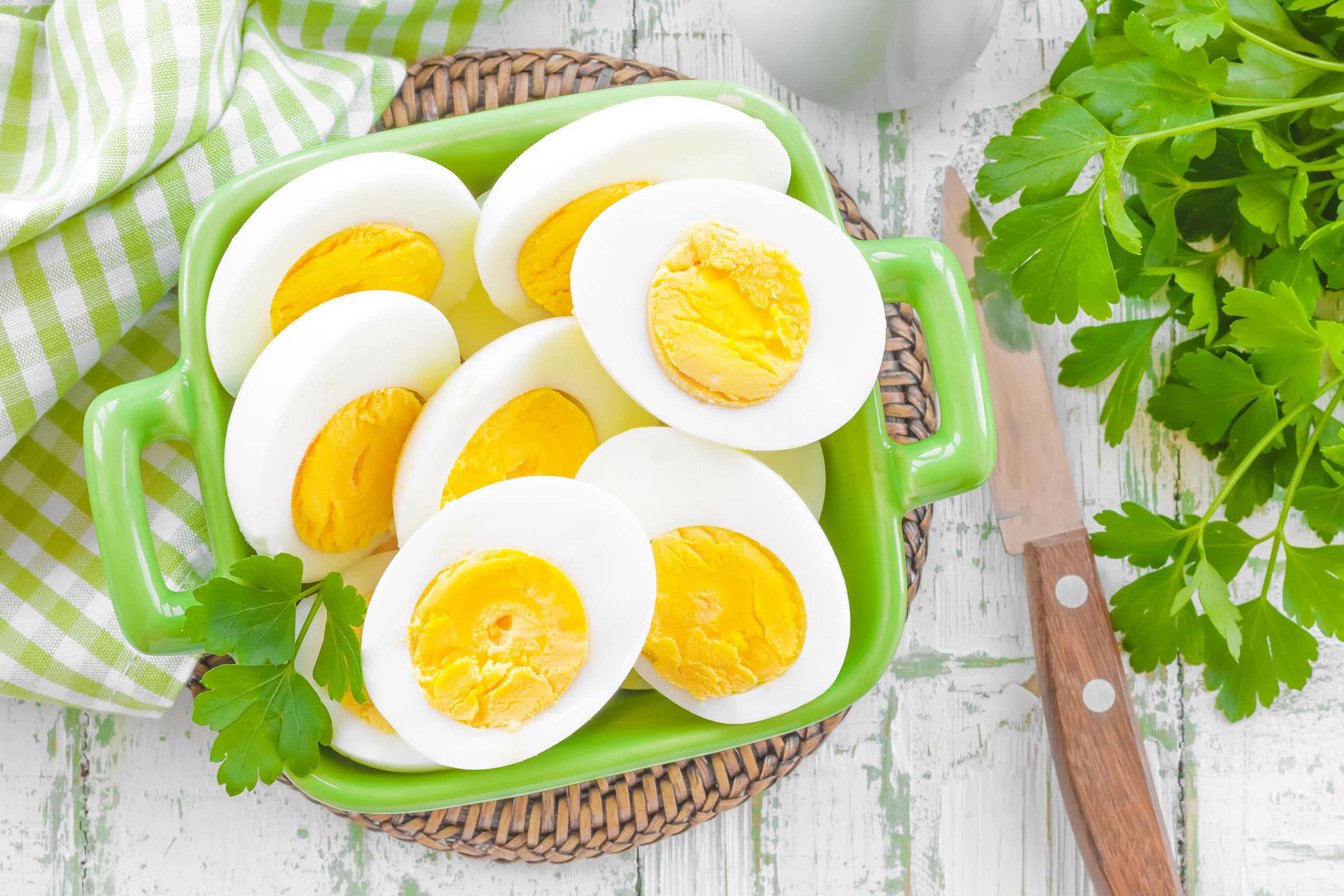 При гастрите можно яйца вареные. Яйца вкрутую. Вареные яйца. Яйца вкрутую на завтрак. Яйцо вареное вкрутую.