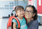 Mãe e filha no primeiro dia de escola, filha pequena chorando