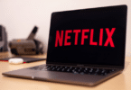 Notebook com o logo da Netflix aberto