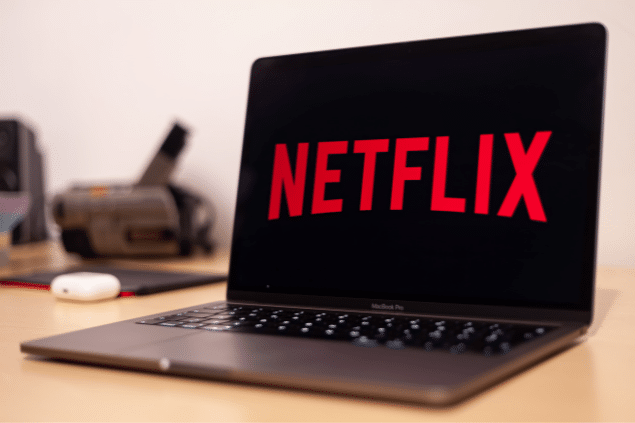 Notebook com o logo da Netflix aberto