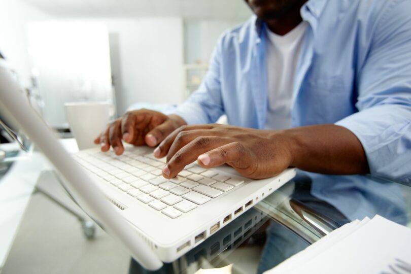 Mãos digitando em notebook