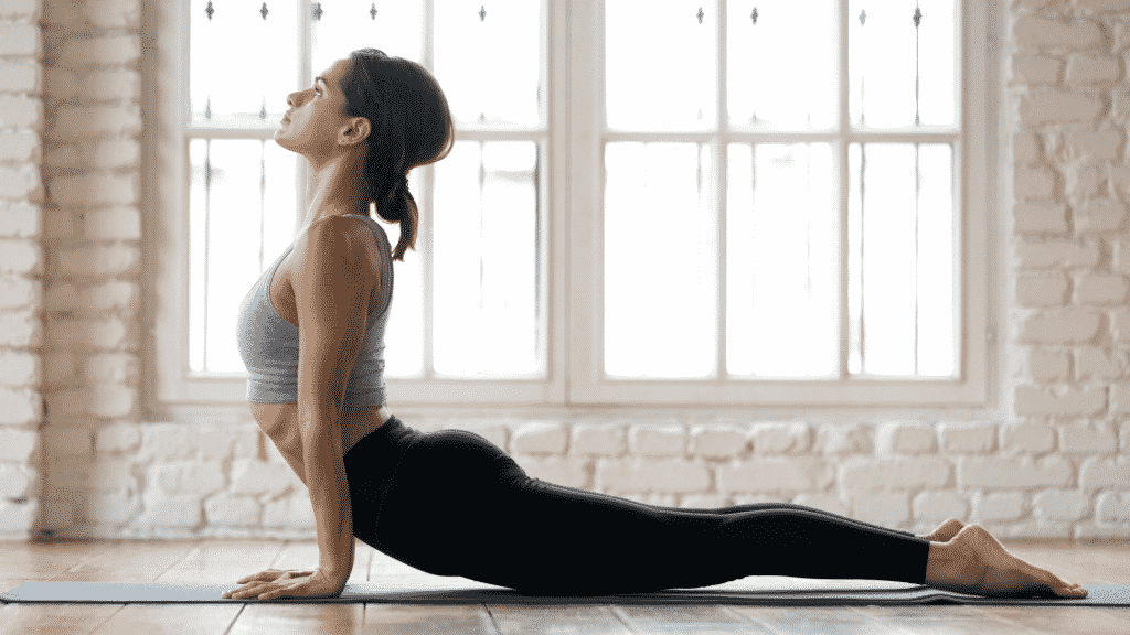 Mulher fazendo alongamento de Yoga.