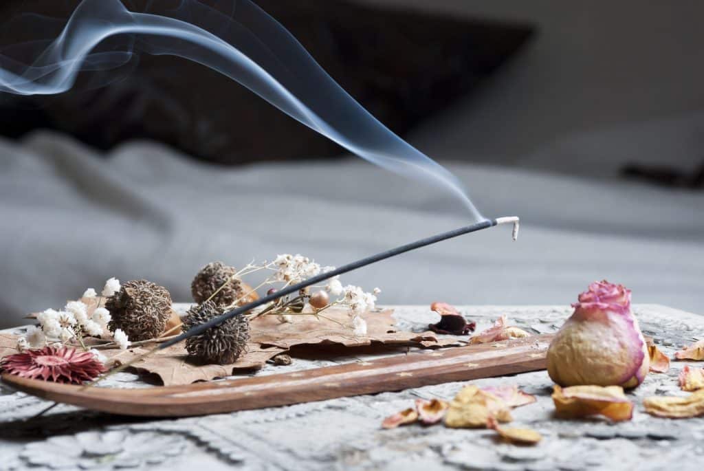 Cosa Significa Sentire Profumo Di Incenso In Casa Como usar incenso da forma certa? Aprenda e pratique!