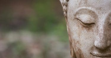 Estátua de Buda de olhos fechados.